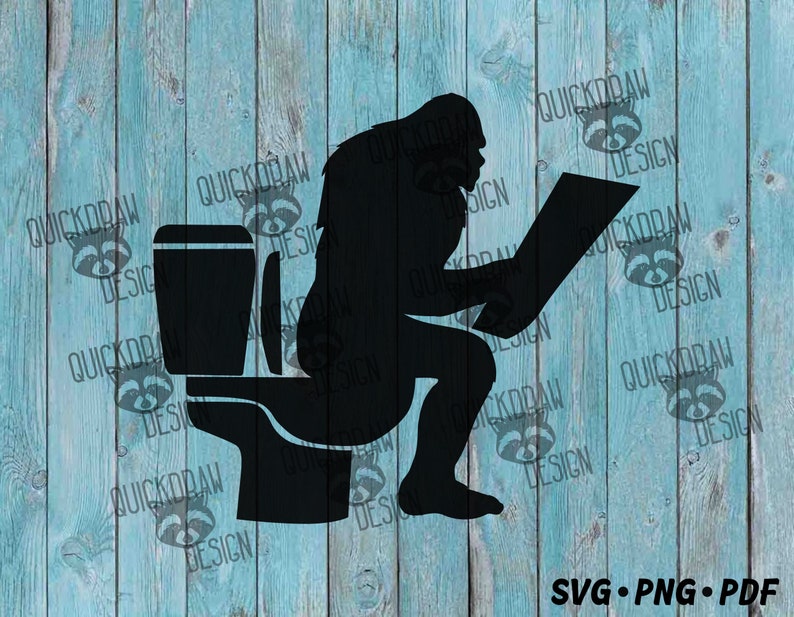 Puede incluir: Silueta negra de un Bigfoot sentado en un inodoro sosteniendo un rollo de papel higi&eacute;nico. La imagen est&aacute; sobre un fondo de madera azul.