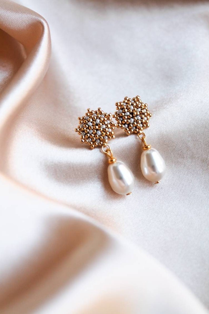 Hochzeitstrends 2022 - Brautkleider, Celestial, Tarot und mehr! Zarte Perlenohrringe in Gold