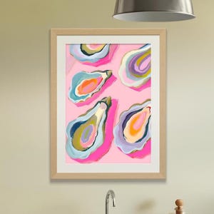 Arte murale con conchiglie di ostriche - Poster astratto pastello vivace e colorato rosa, stampa di case sulla spiaggia costiera, download digitale di cucine estive moderne