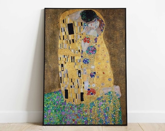 Könnte beinhalten: Ein Gemälde, das zwei Figuren zeigt, die sich in einem goldenen Blumenfeld umarmen. Die Figuren sind in einem mosaikartigen Stil dargestellt, wobei ihre Körper und Kleidung aus kleinen, bunten Quadraten bestehen. Der Hintergrund ist in einem satten Goldton gehalten, mit Anklängen von Blau und Grün.