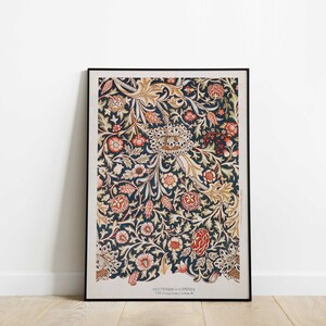 Puede incluir: Un póster vintage con un patrón floral en tonos rojos, rosas, verdes y azules. El patrón es un diseño repetitivo de flores y hojas estilizadas sobre un fondo azul oscuro. El póster está enmarcado en negro e incluye el texto "W. MORRIS & COMPANY 449 OXFORD STREET LONDON W."