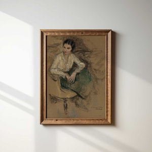 Op de afbeelding: Een ingelijste tekening van een vrouw in een wit shirt en een groene rok, zittend op een stoel. De tekening is gemaakt met houtskool en pastel op beige papier.