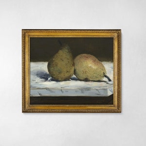 Peut inclure: Une peinture de nature morte représentant deux poires sur une surface de marbre blanc. Les poires sont de couleur brun clair et ont une surface texturée. La peinture est encadrée d'un cadre doré.