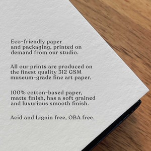 Peut inclure: Papier et emballage &eacute;cologiques, imprim&eacute;s &agrave; la demande depuis notre studio. Toutes nos impressions sont r&eacute;alis&eacute;es sur du papier d'art de qualit&eacute; sup&eacute;rieure 312 g/m&sup2;, de qualit&eacute; mus&eacute;e. Papier 100 % coton, finition mate, avec un grain doux et une finition lisse luxueuse. Sans acide ni lignine, sans OBA.