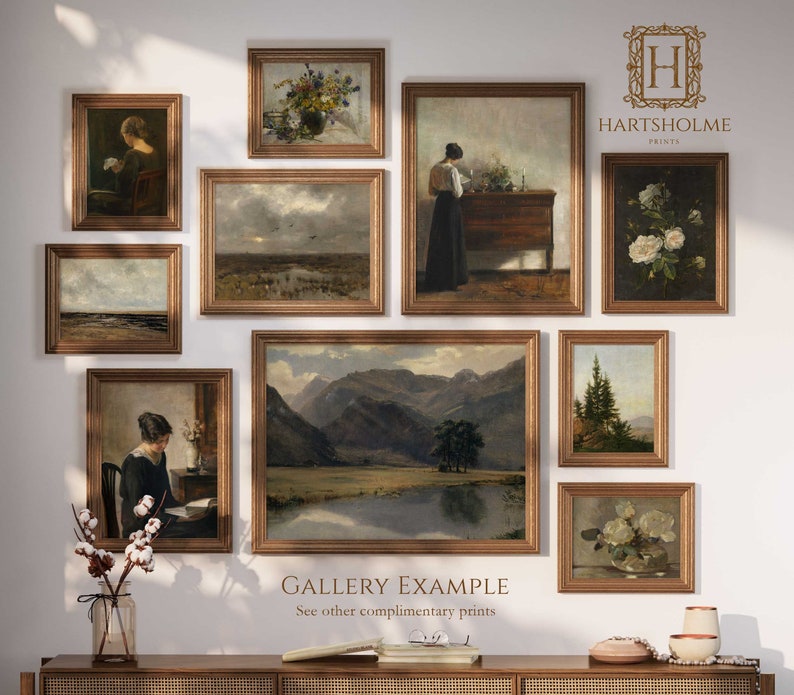 Peut inclure: Un mur de galerie avec des tirages d'art encadr&eacute;s repr&eacute;sentant divers paysages, portraits et arrangements floraux. Les tirages sont dans des cadres dor&eacute;s et dispos&eacute;s de mani&egrave;re sym&eacute;trique sur un mur blanc. Le texte "GALLERY EXAMPLE" et "See other complimentary prints" est affich&eacute; sous l'art.