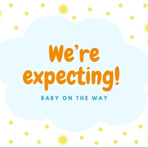 Puede incluir: Una nube azul con el texto "We're expecting! Baby on the way" en naranja y azul. El fondo es blanco con un patrón de soles amarillos y puntos.