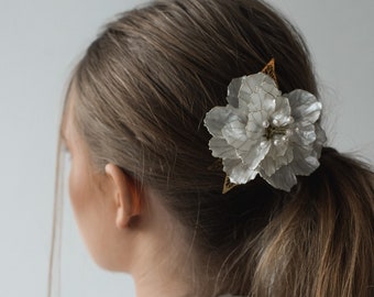 ALANDER | flor de perlas en el pelo , decoración de boda en la peineta , Flor imitando peonías , perlas naturales , decoración de boda elegante