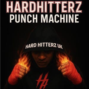 Puede incluir: Imagen de una persona con una sudadera con capucha negra con el texto "HARD HITTERZ UK" y un logotipo rojo. La imagen tiene el texto "MASTERING THE HARDHITTERZ PUNCH MACHINE" en blanco y rojo. Los puños de la persona están envueltos en cinta roja, con llamas alrededor.