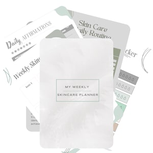Könnte beinhalten: Ein weißer Planer mit dem Text "MY WEEKLY SKINCARE PLANNER" in einem grauen Kasten. Der Planer hat eine marmorierte Textur und ein grünes und weißes Design in der unteren rechten Ecke.