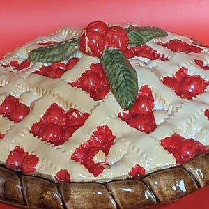 Vintage 11&quot; Ceramic Pie Dish,Pie Plate/ Pie Keeper. Kitchen Decor.