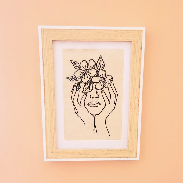 Tableau femme, tableau femme fleur, line art, broderie, tableau brodé