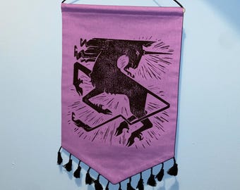 Bandera de unicornio - Bandera con borlas cosida a mano e impresa en linóleo
