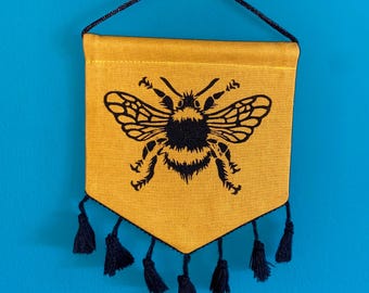 Mini pancarta con borlas de abejorro: cosida e impresa a mano