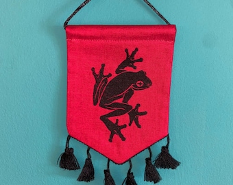 Mini pancarta con borlas de rana - Cosida e impresa a mano