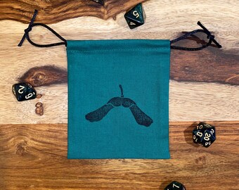 Mini bolsa de dados con semillas de sicómoro para juegos de mesa y TTRPGS - Cosida e impresa a mano