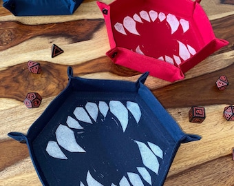 Bandeja de dados con dientes de vampiro para juegos de mesa y TTRPGS: cosida e impresa a mano.