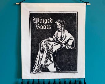 Bandera de Botas Aladas - Bandera con borlas cosida a mano e impresa, inspirada en Leyendecker de D&D