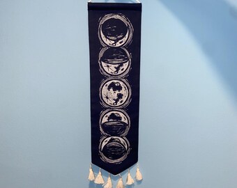 Guirnalda de fases lunares - Tapiz de pared artesanal con borlas, impreso en linóleo.