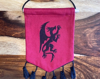 Mini pancarta con borlas de dragón: cosida e impresa a mano