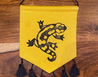 Mini pancarta con borlas de Salamander: cosida e impresa a mano