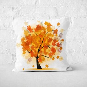 Pu&ograve; includere: Cuscino bianco con un design di albero autunnale colorato. L'albero &egrave; composto da foglie arancioni, gialle e rosse. Il cuscino &egrave; perfetto per aggiungere un tocco di arredamento autunnale alla tua casa.