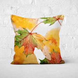 Pu&ograve; includere: Un cuscino con un design ad acquerello di foglie autunnali in tonalit&agrave; di giallo, arancione, rosso e verde.