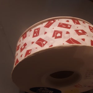 WFR Ribbon Spool mit 25 m Baumwollband LOVE LETTERS Design Herzen und Postkarten Motiv rot auf weiß, 4 cm breit. Valentinstag Dekor!