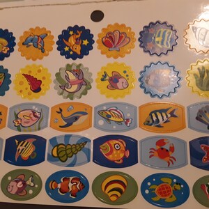 Seaside Sticker, 8 Bögen Sticker mit Meerestieren für Scrapbooks, Karten und zum Basteln. Fische Muscheln Delfine Schildkröten Krabben Seesterne Quallen.