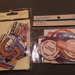 Adornos y formas troqueladas de RECOLLECTIONS para álbumes de recortes, lote de 2 juegos. 1 juego Signature Especial con 6 piezas, otro juego BOHO tiene 28 piezas troqueladas.