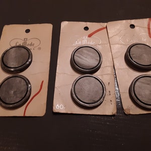 3 cartões vintage La Mode botões, botões redondos de 1 1/8 de polegada, cor cinza industrial com ranhura gravada em preto, 6 botões no total, conforme mostrado.