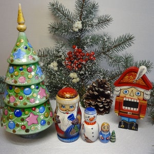 Matryoshka: Christmas tree.5 pc. + Wooden nutcracker