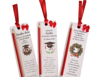 Segnaposto Laurea con Segnalibro e Matita incisa Ad Maiora! da personalizzare 20 x 7 cm
