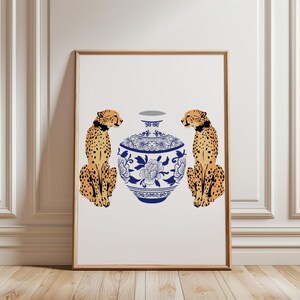 Blaue Chinoiserie druckbare Wandkunst, rosa Vase Glasdekor, Grandmillennial Wandkunst, Mädchenzimmerdekor, Chinoiserie Gepard Kunstdruck, blau