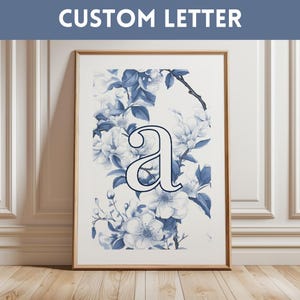 Arte de parede Chinoiserie com letras azuis personalizadas, inicial de letras brancas personalizadas, decoração de berçário, decoração de quarto vintage botânico, nome acima da cama