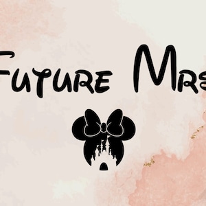 Könnte beinhalten: Ein rosa-weißer Aquarellhintergrund mit dem Text "Future Mrs." in schwarzer Kursivschrift. Unter dem Text befindet sich eine schwarze Silhouette von Minnie Mauss Kopf mit einer Schleife und einem Schloss in den Ohren.