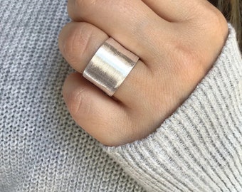 Offener Ring aus Sterlingsilber mit breitem Band, verstellbarer Ring, breiter Bandring, Silberband, breiter Ring, mattierter Silberring, Statement-Ring, Daumenring