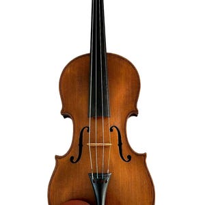 以下が含まれることがあります： 温かみのある茶色の木製バイオリン。 楽器は、湾曲したボディ、f字型のサウンドホール、4本の黒い弦が特徴です。 ブリッジとあご当ては濃い茶色で、ペグは黒です。