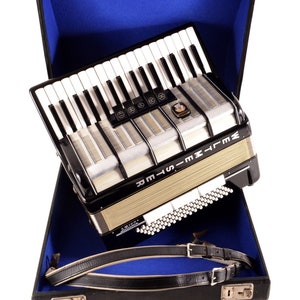 Top German Made Accordion Weltmeister Amigo 80 bass, 8 registers (5+3 sw.) & Original Case + Straps ~Akkordeon~Fisarmonica~Accordian ~ VIDEO