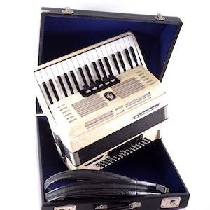 Rare German Made TOP Quality Accordion Weltmeister Unisella - 80 bass, 8 switches + Original Hard Case & Shoulder Straps - Excellent - Video