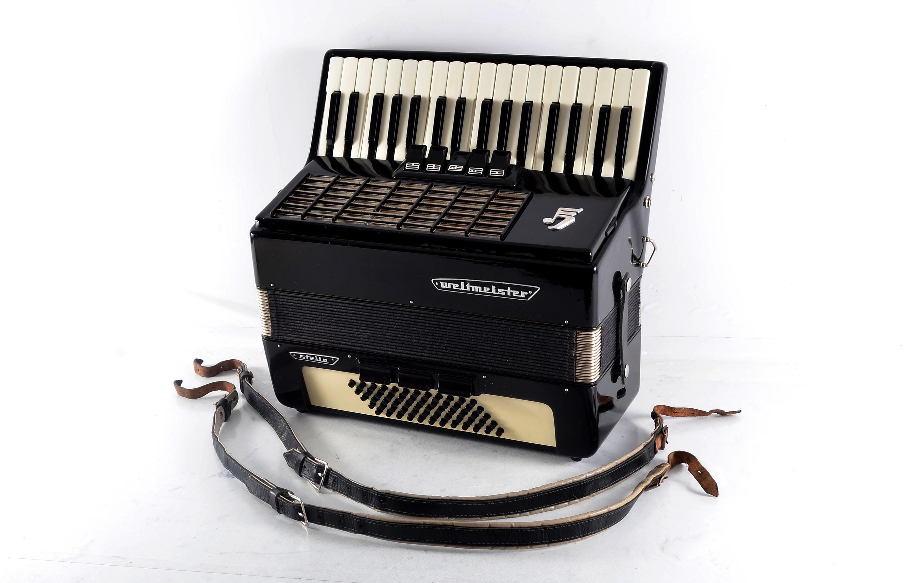 Vintage Weltmeister Stella Accordion – 60 Bass, 8 Register, German