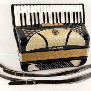 Hohner Lucia III - 96 basses, 8 registres, accordéon piano de qualité supérieure de fabrication allemande + étui rigide d'origine ~ MUSETTE - Vidéo Youtube