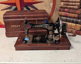 Antica macchina da cucire PFAFF modello K a manovella