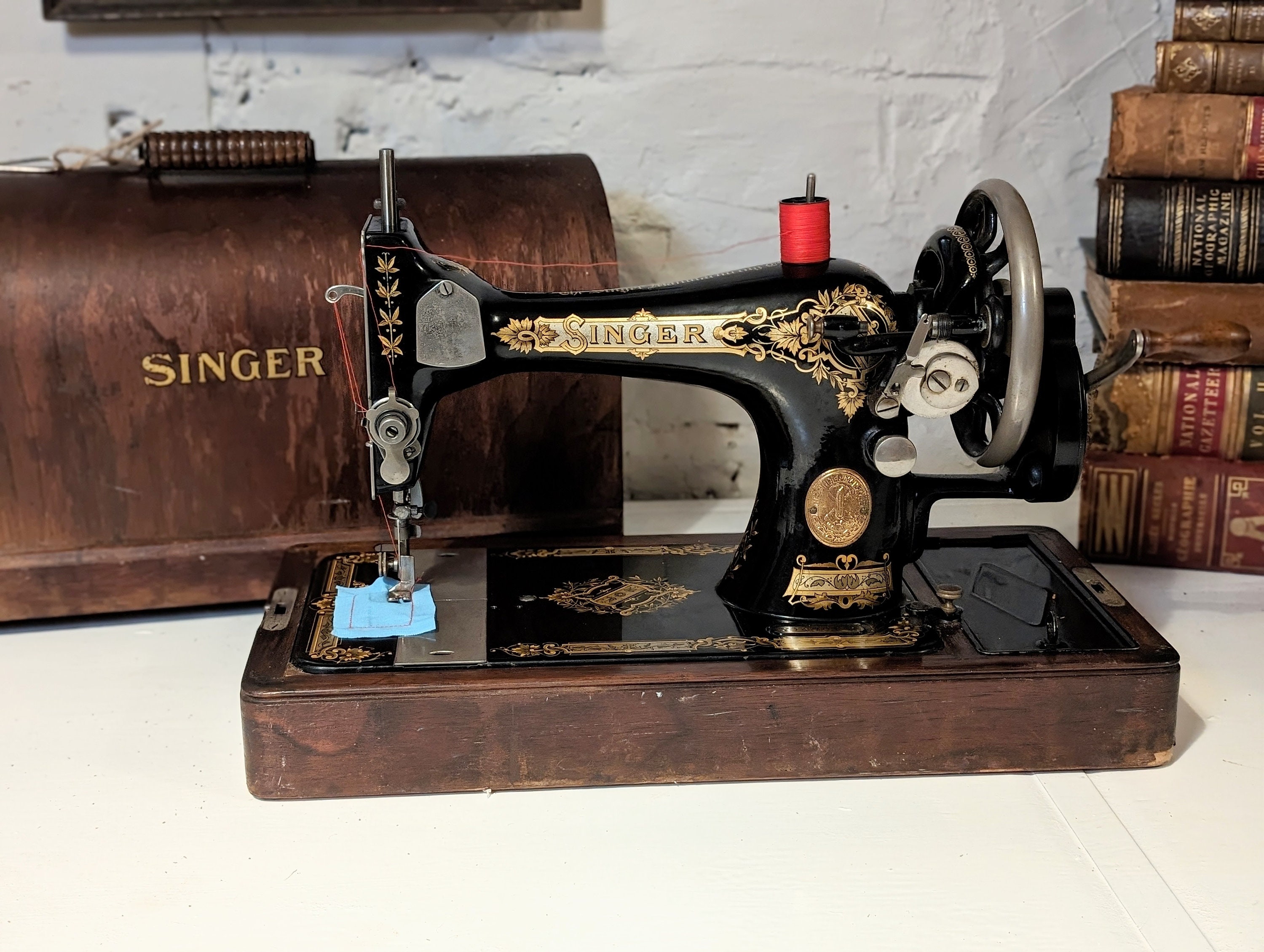 Vintage Singer 128K Handcranked la Vencedora Sewing Machine With Case and  Attachments 1951 