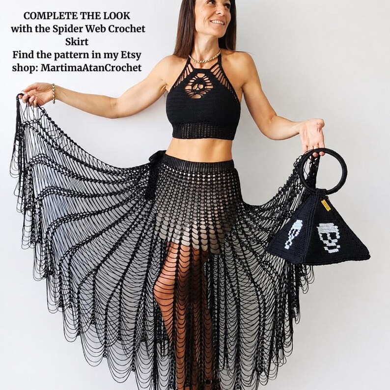 K&ouml;nnte beinhalten: Ein schwarzes H&auml;kel-Neckholder-Top und ein passender schwarzer H&auml;kelrock mit Spinnennetz-Muster. Der Text lautet: COMPLETE THE LOOK with the Spider Web Crochet Skirt. Find the pattern in my Etsy shop: MartimaAtanCrochet. Eine schwarze Pyramidentasche.