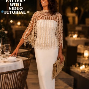 Peut inclure: Un modèle de crochet en PDF avec tutoriel vidéo et texte de téléchargement instantané. L'image présente un haut en crochet beige à motif filet porté sur une robe bustier blanche, accompagné d'une pochette tissée beige assortie.