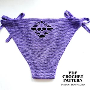 K&ouml;nnte beinhalten: Ein violettes H&auml;kel-Bikiniunterteil mit einem sch&auml;delf&ouml;rmigen Ausschnitt in der Mitte und seitlichen Bindeb&auml;ndern. Der Text PDF CROCHET PATTERN INSTANT DOWNLOAD ist unten rechts im Bild in Schwarz aufgedruckt.
