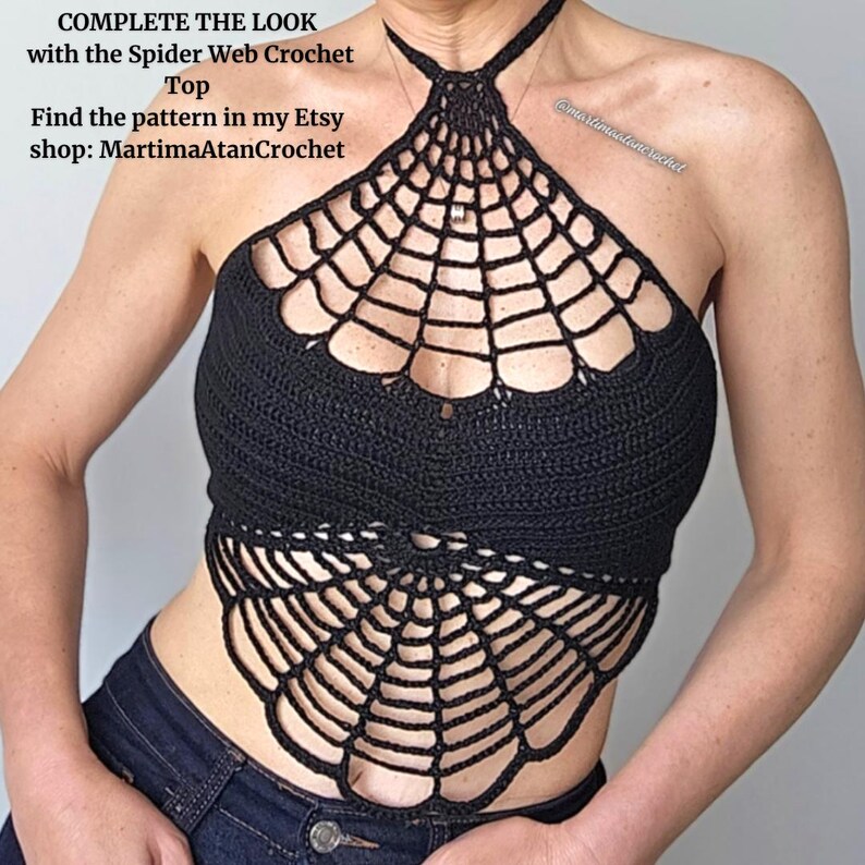 K&ouml;nnte beinhalten: Ein schwarzes H&auml;kel-Neckholder-Top mit Spinnennetz-Muster auf der Brust und am unteren Saum. Der Text lautet: COMPLETE THE LOOK with the Spider Web Crochet Top Find the pattern in my Etsy shop: MartimaAtanCrochet. Das Top hat ein Nackenband.