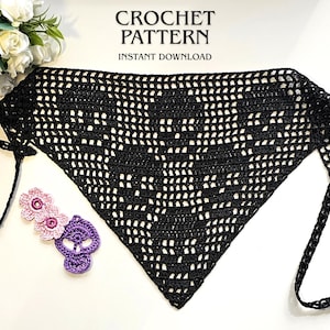 Può includere: Bandana nera all'uncinetto con motivo a teschio e lacci, insieme ad applicazioni di teschi e fiori all'uncinetto. Il testo "CROCHET PATTERN INSTANT DOWNLOAD" è in alto. La bandana è triangolare e presenta un disegno a teschio.