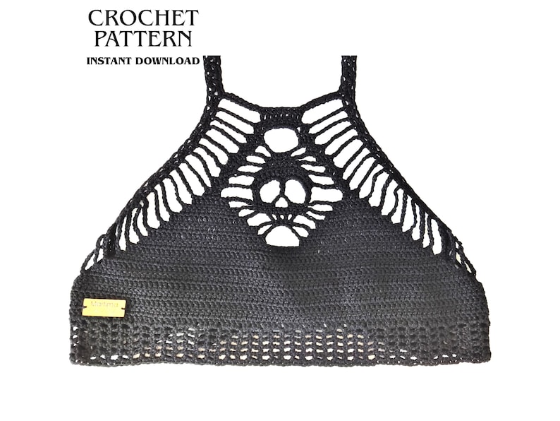 Puede incluir: Un top halter de ganchillo negro con un motivo central de calavera con detalles calados, tirantes finos y una etiqueta rectangular de color tostado en la parte inferior izquierda. El texto CROCHET PATTERN INSTANT DOWNLOAD es visible arriba.