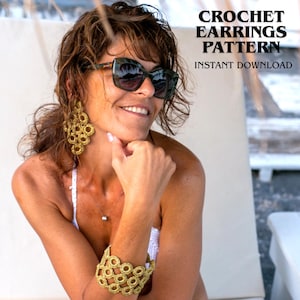 Puede incluir: Una mujer con pendientes grandes de ganchillo dorados y una pulsera a juego. La imagen también muestra el texto "CROCHET EARRINGS PATTERN" y "INSTANT DOWNLOAD". La mujer lleva gafas de sol y una camiseta blanca.